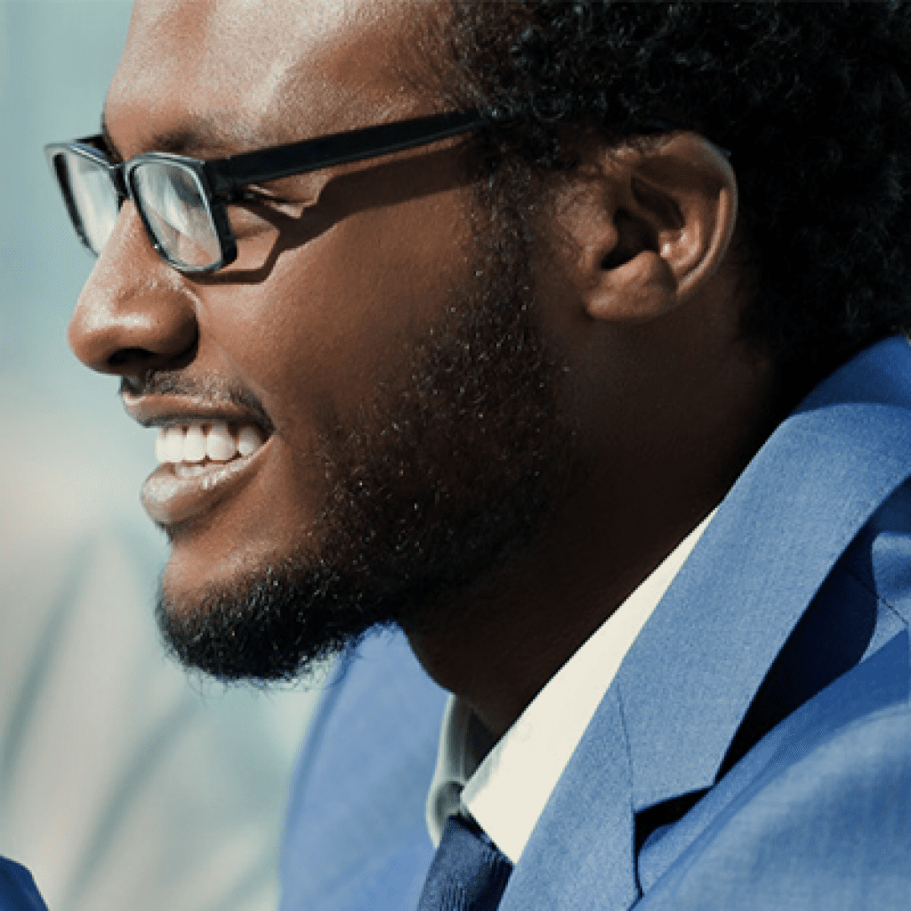 gestor analisando propostas de referral marketing