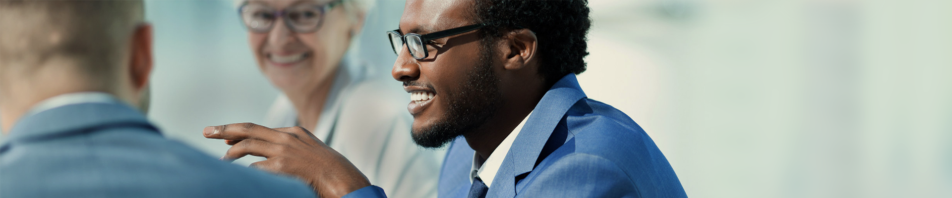 gestor analisando propostas de referral marketing