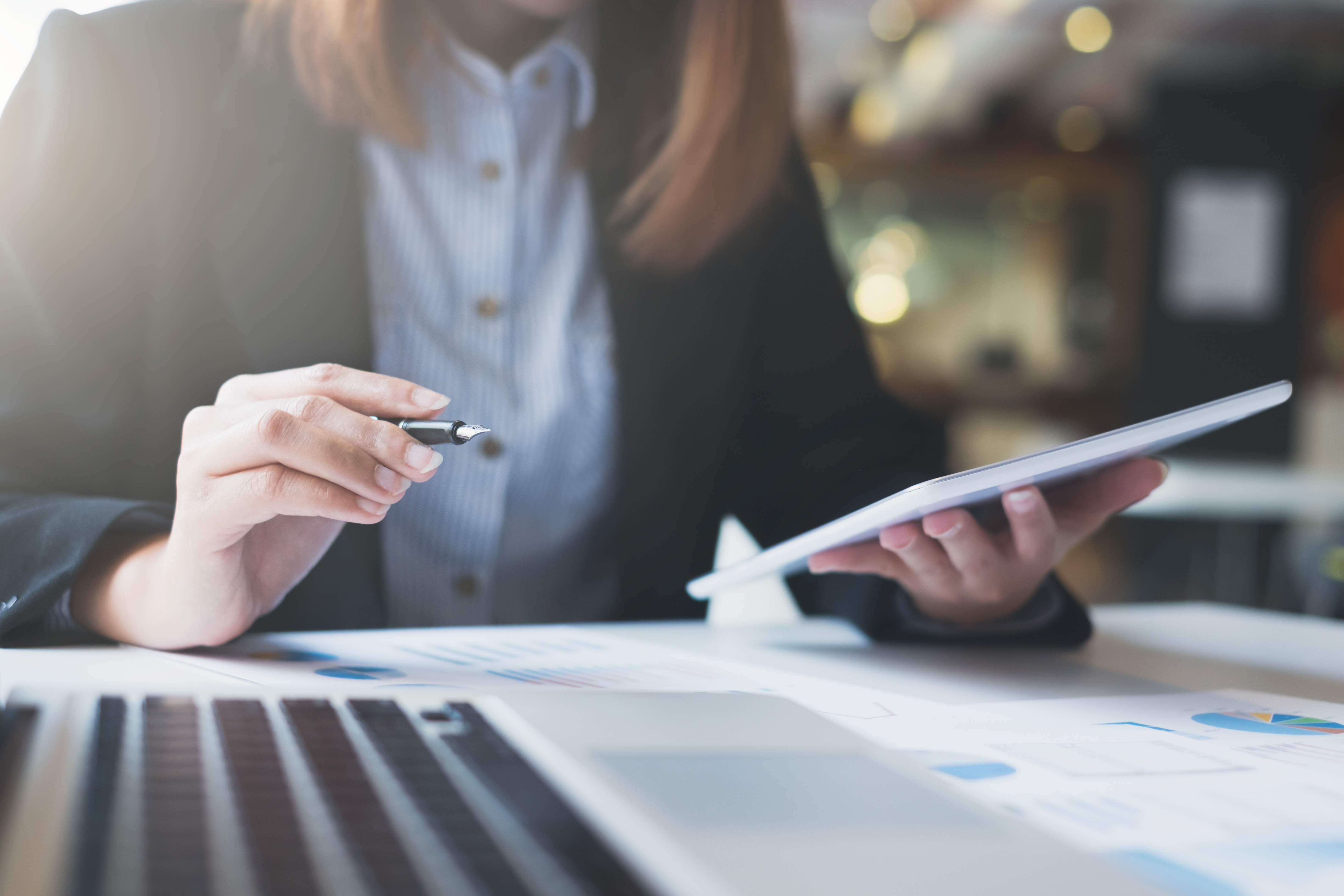 gerente de marketing analisando como conduzir a persona pelo funil de vendas