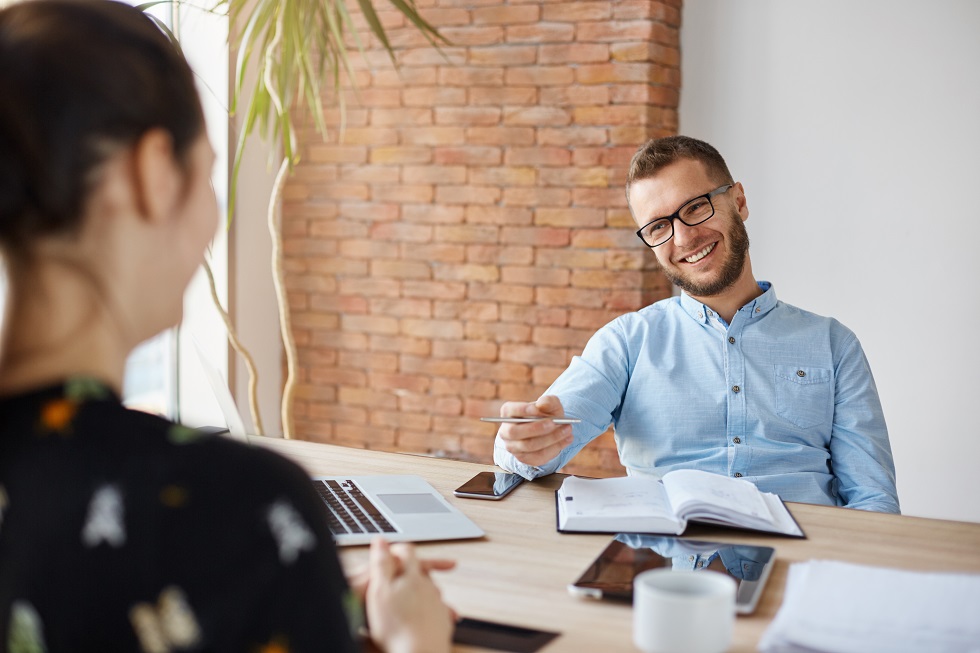 coordenador de marketing avaliando os benefícios do marketing de indicação