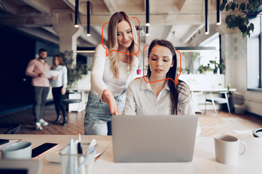 Colegas de trabalho aprendendo sobre Indique um amigo
