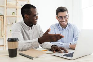 Dois amigos conversando sobre vender mais rápido através das indicações