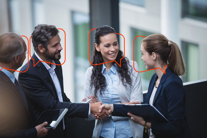 gerentes de marketing discutindo sobre como fazer um cliente indicar a empresa