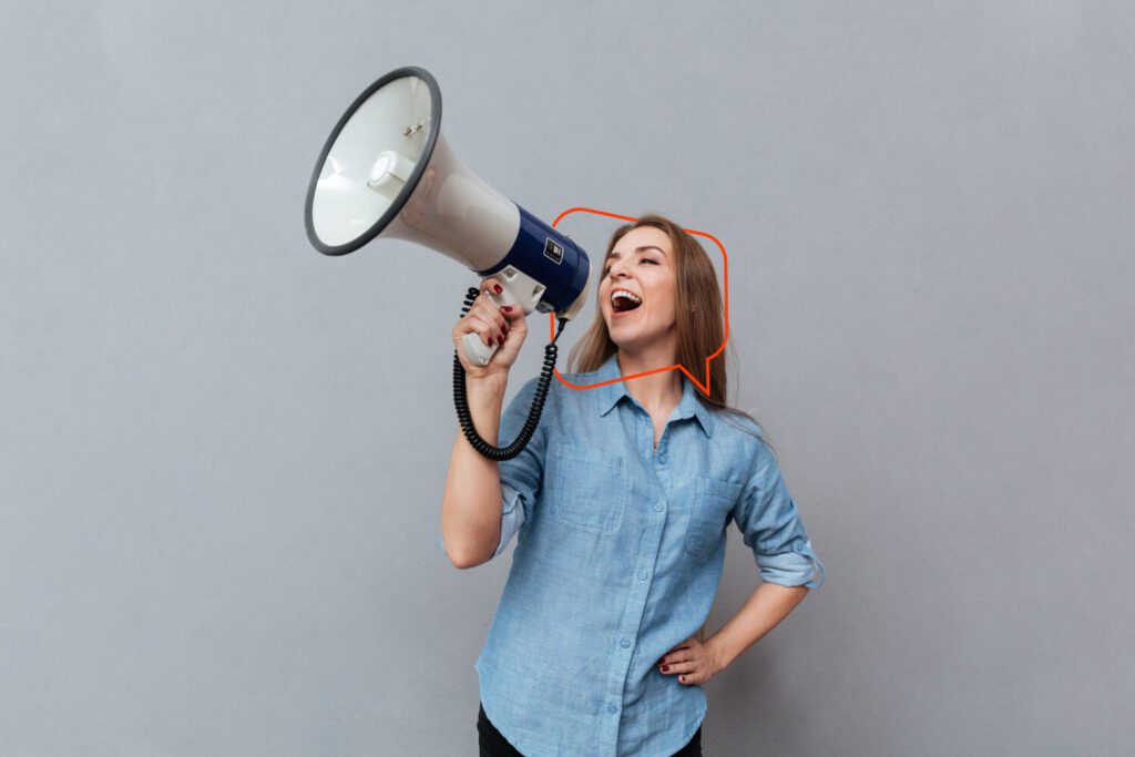 mulher com megafone para divulgar programa de indicações