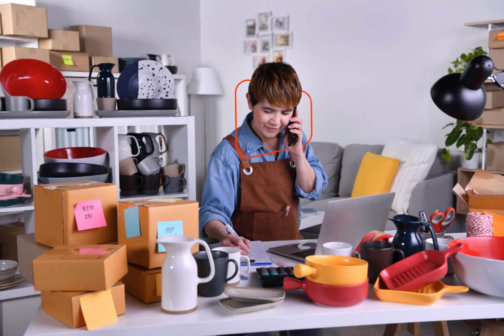 empreendedora avaliando como vender online