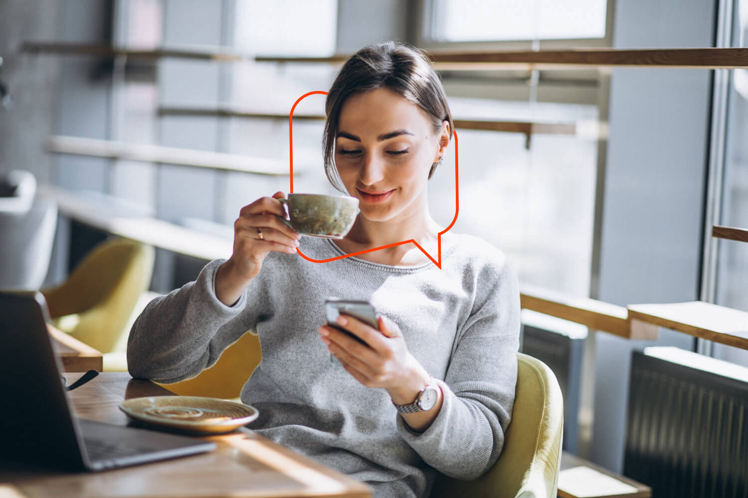 gestora de marketing analisando como divulgar o programa de indicação no Facebook