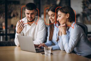 gestores de marketing pesquisando sobre indique e ganhe