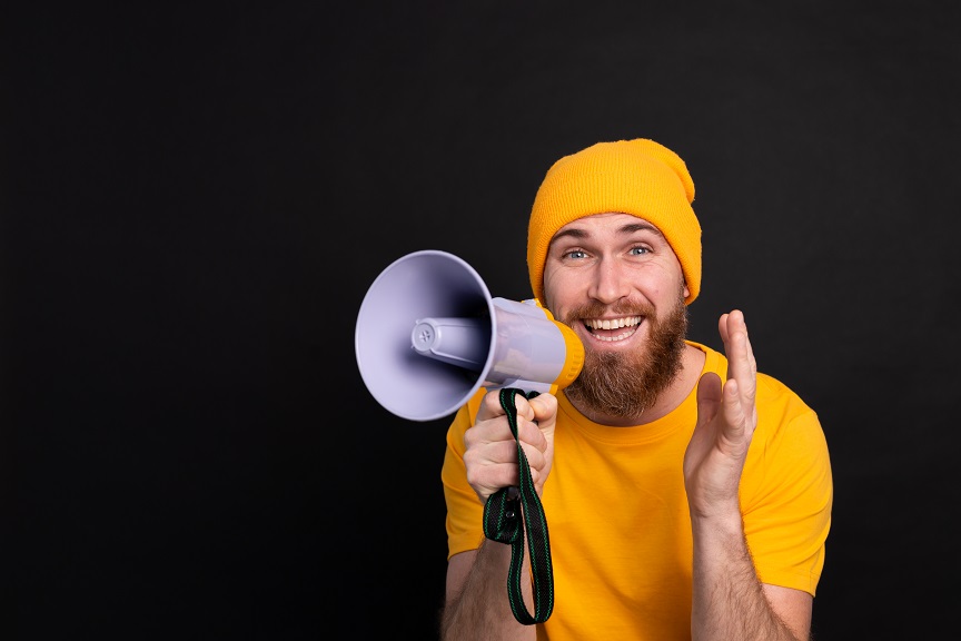 analista de marketing divulgando a maquina de indicações