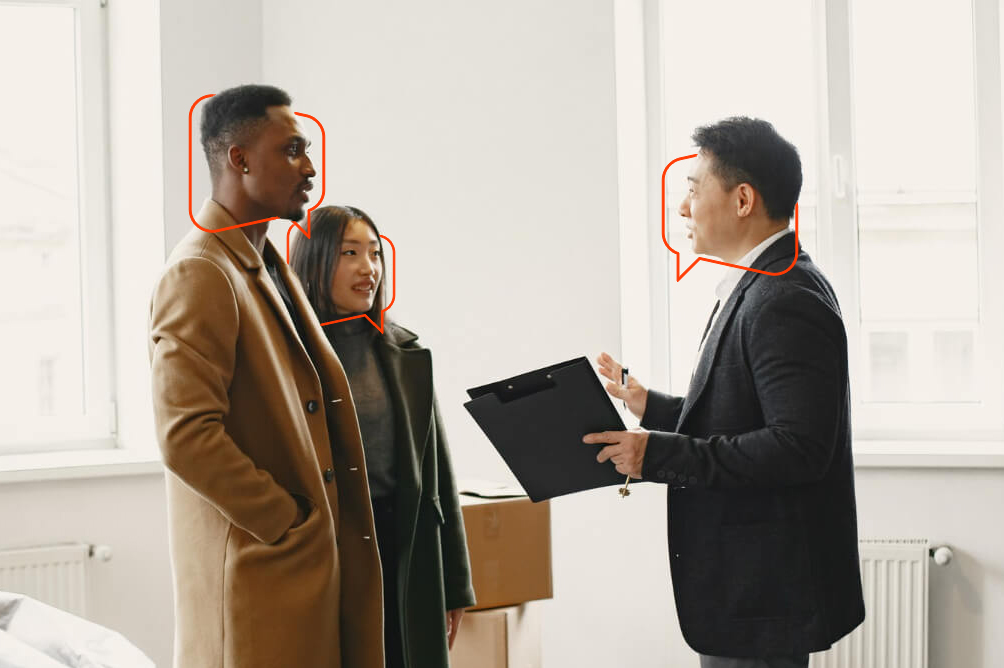 corretor atendendo clientes e utilizando a melhor estratégia de marketing para imobiliárias: o boca a boca