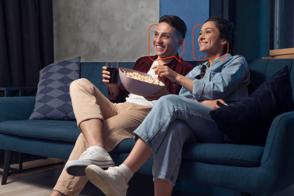 casal assistindo disney e netflix juntos