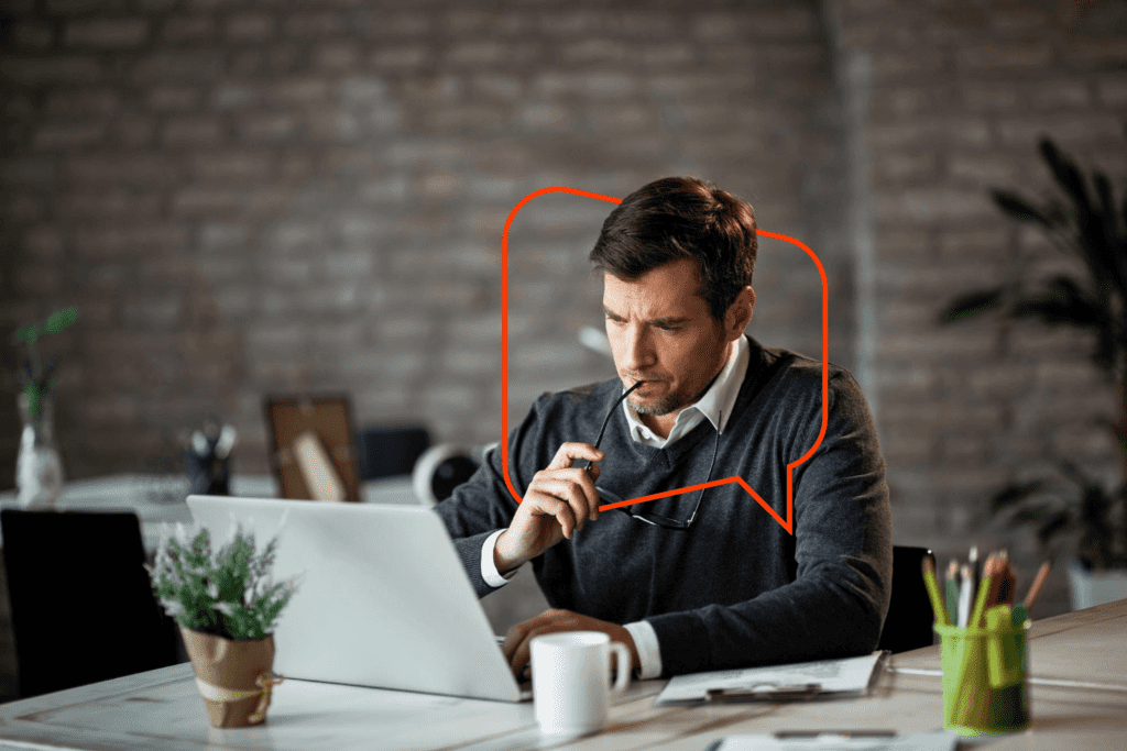 Homem pesquisando qual a melhor opção para seu negócio: buzzlead pro ou express