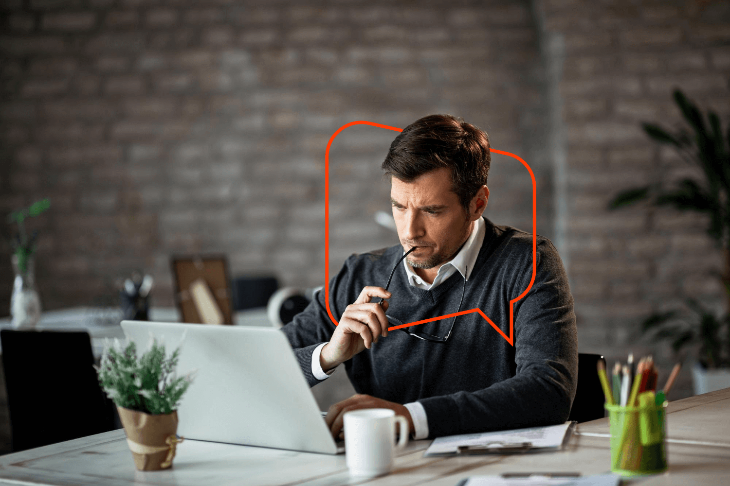 Homem pesquisando qual a melhor opção para seu negócio: buzzlead pro ou express