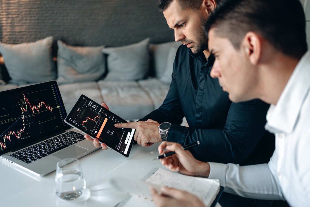 gestores de marketing otimizando o SEO