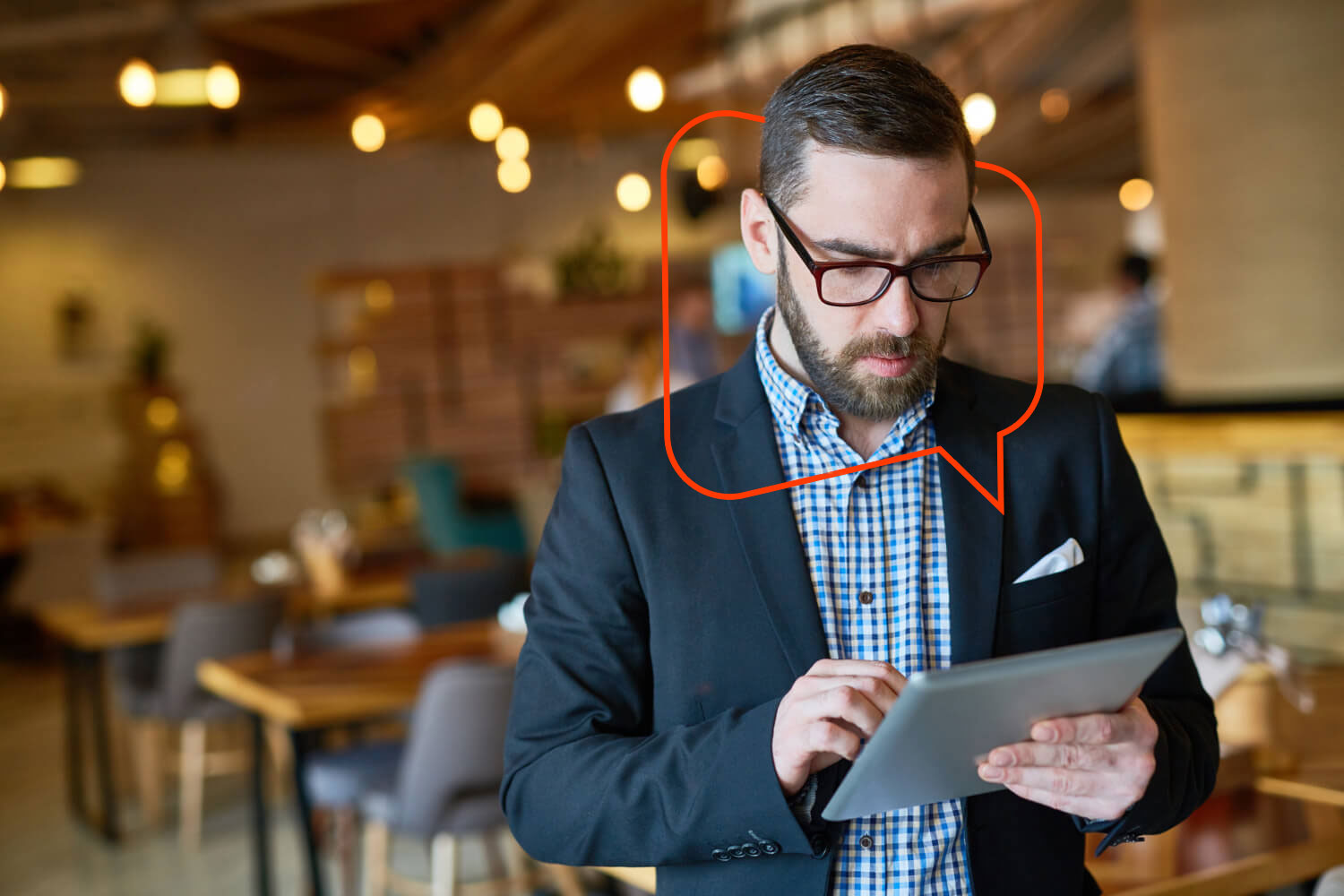 analista de marketing avaliando e-mail marketing