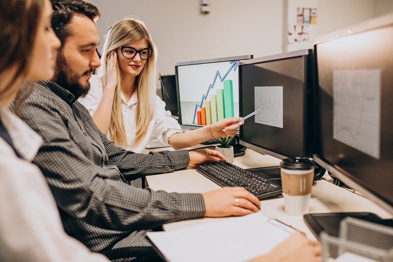 gestores trabalhando em uma empresa de tecnologia