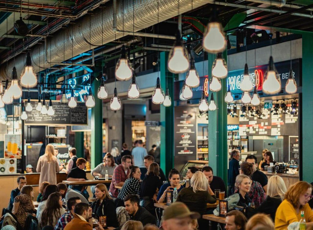 estabelecimento comercial lotado por conta do entendimento do perfil de cliente ideal