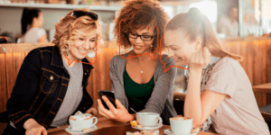 mulheres criando um programa de indicações