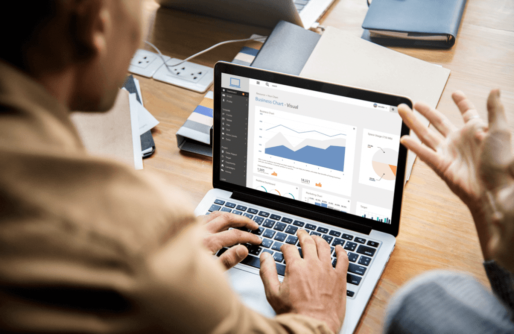 gestora de marketing analisando os benefícios do referral marketing