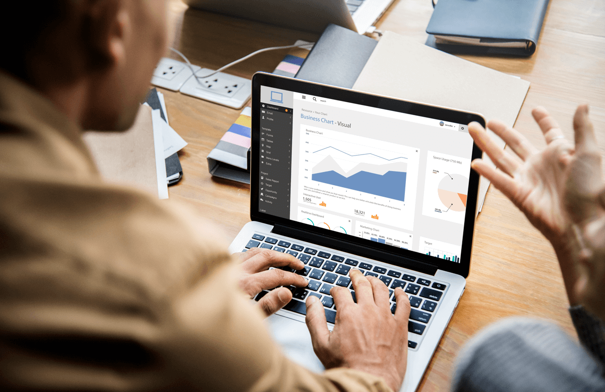 gestora de marketing analisando os benefícios do referral marketing
