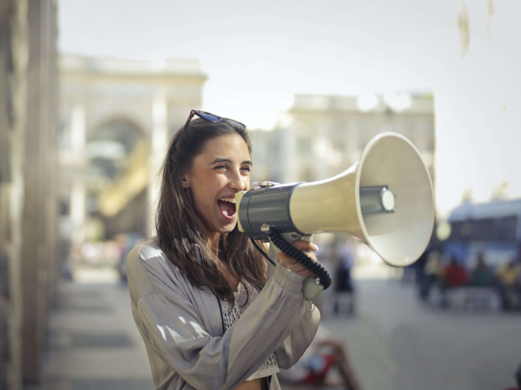 mulher falando sobre buzz marketing e marketing viral