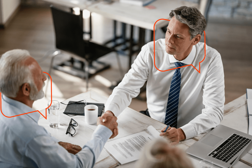 Bancário analisando como implementar um indique e ganhe bancos