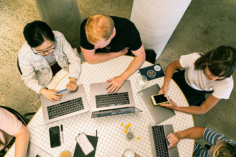 gestores analisando estratégias de outboung e inbound marketing