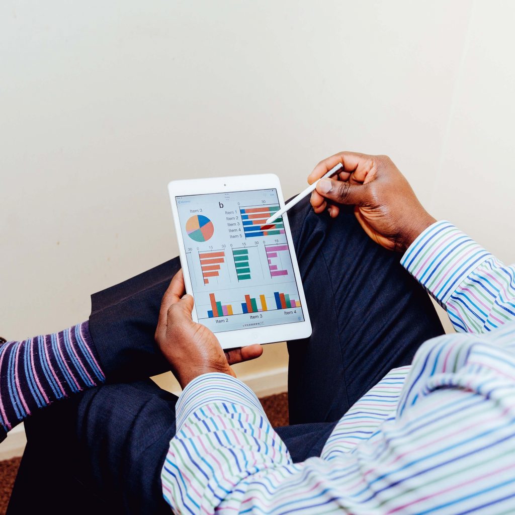 equipe financeira avaliando gráficos sobre previsibilidade financeira
