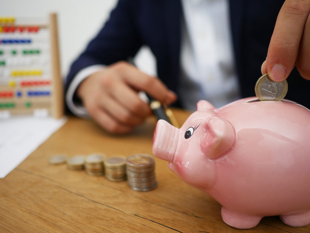 gestor financeiro analisando o fluxo de caixa da empresa
